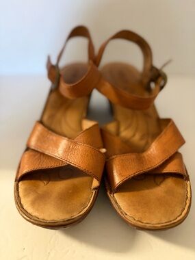 Born Tan Leather Cross-Strap Women’s Sandals. Size 9